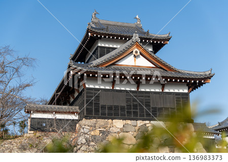 晴朗的日子裡，透過樹籬可以看到大手向櫓。 136983373