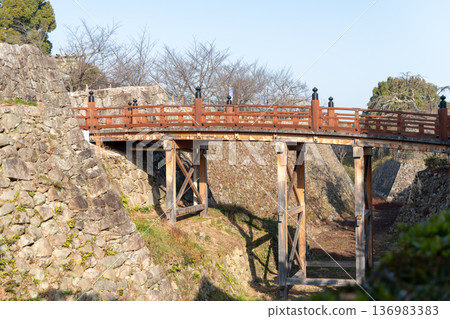從這裡可以看到大和郡山城極樂橋天守閣和白澤門的遺跡。 從這裡可以看到大和郡山城極樂橋天守閣和白澤門的遺跡。 136983383