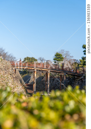 透過樹籬可以看到大和郡山城的極樂橋 136983389