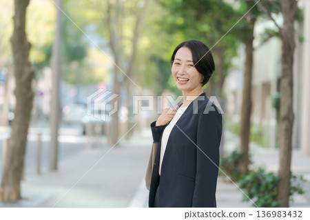 一位三十多歲的女性站在辦公區 136983432