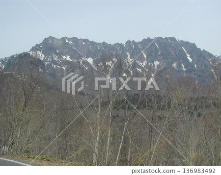 春天山上仍有積雪 136983492