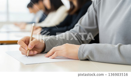 特寫鏡頭：一名大學生認真地記筆記。 136983516