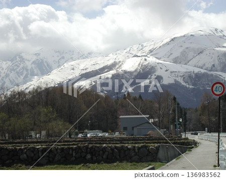 雪仍然存在的山 雪仍然存在的山 136983562