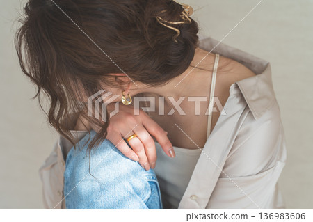 一位佩戴飾品、耳環和耳環的女性側臉 136983606