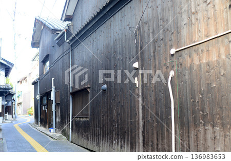 尾道街角建築物的外牆 136983653