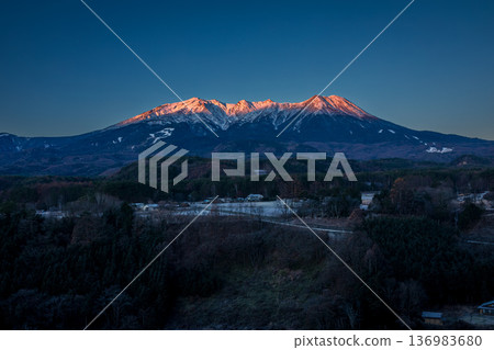 Mount Ontake in the morning glow from Kaida Plateau, Kiso Town, Nagano Prefecture 136983680