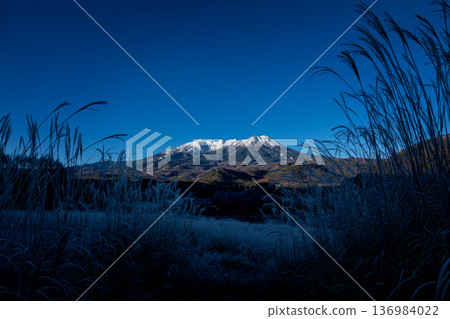 深秋時節，從長野縣木曾町甲斐田高原眺望禦嶽山 136984022