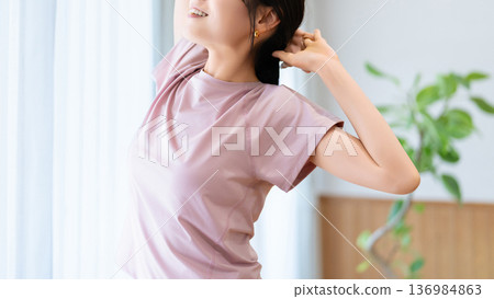 一個女人在家裡伸展 136984863