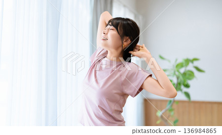 一個女人在家裡伸展 136984865
