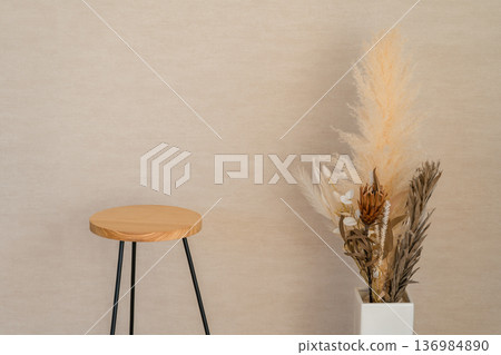 客廳裡的木製吧檯椅、圓椅和吧台凳 136984890