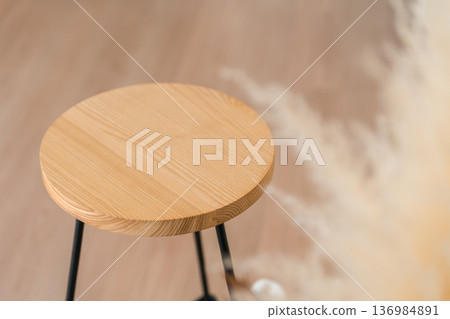 木質吧檯椅，圓椅，附圓形座椅的吧台凳 136984891