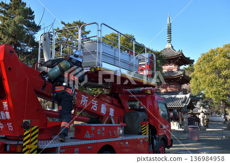 文化遺產防火日:覺林寺消防演習 消防員疏散時的情況 文化遺產防火日:覺林寺消防演習 消防員疏散時的情況 136984958