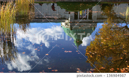 秋日的東京國立博物館冰景館倒映在水面上 秋日的東京國立博物館冰景館倒映在水面上 136984987