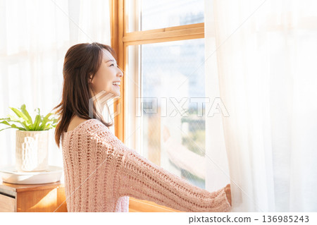 女人打開窗簾 136985243