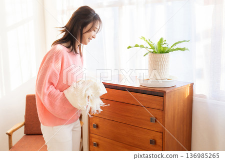 服裝和年輕女性 136985265