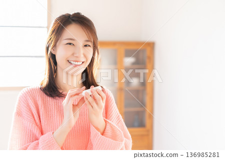 A young lady who makes a makeup 136985281