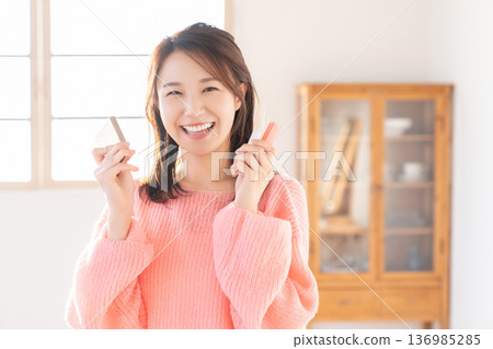 A young lady who makes a makeup 136985285