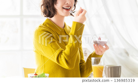女人正在吃早餐優格 136985319