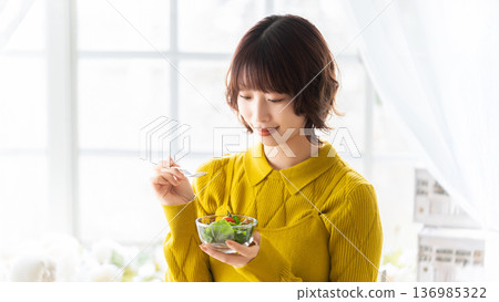 女人吃沙拉標籤 女人吃沙拉標籤 136985322