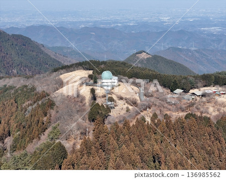 從多達拉山俯瞰天文台和秩父町。 從多達拉山俯瞰天文台和秩父町。 136985562