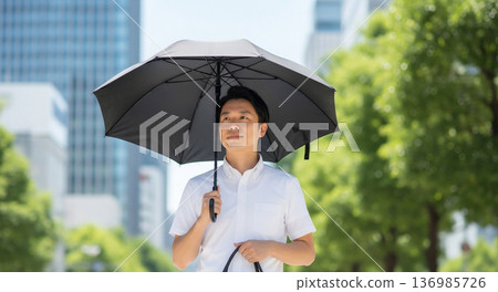 一位手持陽傘的男士商人 136985726