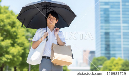 一位手持陽傘的男士商人 136985729