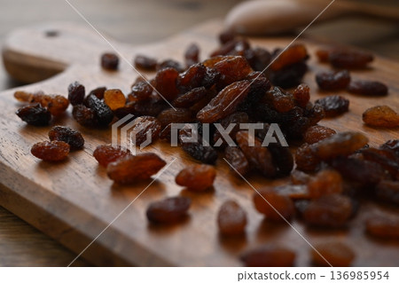 Raisins Raisins 136985954
