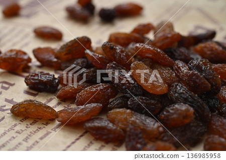 Raisins Raisins 136985958