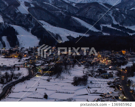 Beautiful sunset in Hakuba, Hakuba Village, Nagano Prefecture (aerial shot by drone) Beautiful sunset in Hakuba, Hakuba Village, Nagano Prefecture (aerial shot by drone) 136985962