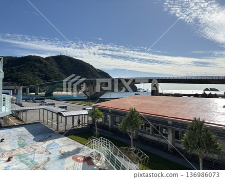 熱帶島嶼港口和藍天 136986073