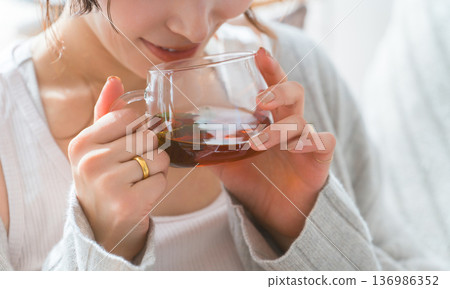 女人的手在下午茶時間喝紅茶或花草茶 女人的手在下午茶時間喝紅茶或花草茶 136986352