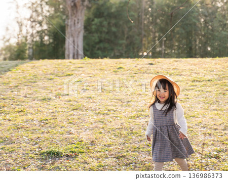 草叢和一個穿裙子的女孩 136986373