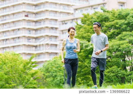 一對中年夫婦慢跑 136986622