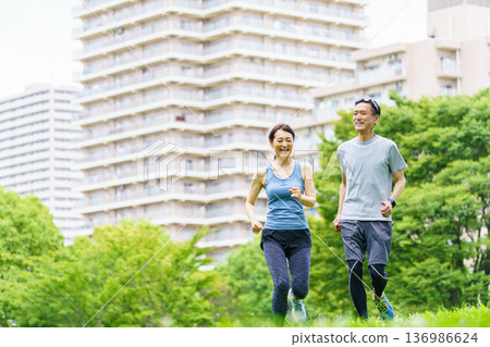 一對中年夫婦慢跑 136986624