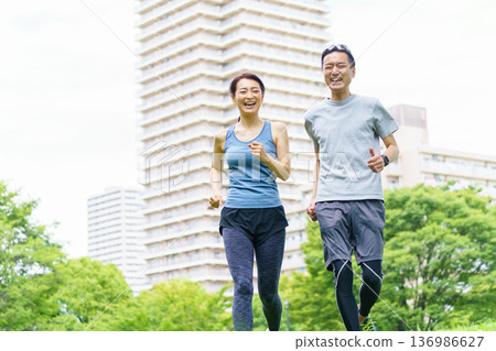一對中年夫婦慢跑 136986627