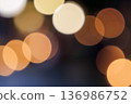 奇妙的光粒子 - 暖色調散景背景 136986752