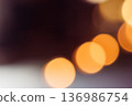 奇妙的光粒子 - 暖色調散景背景 136986754