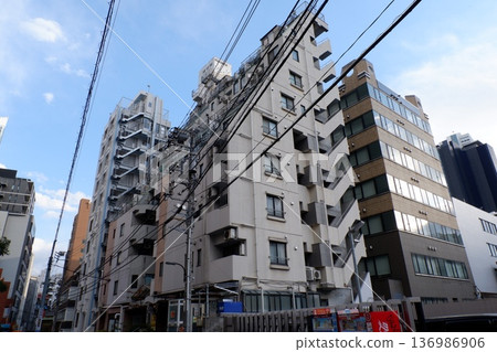 Apartments and mixed-use buildings in Nishi-Shinjuku 136986906