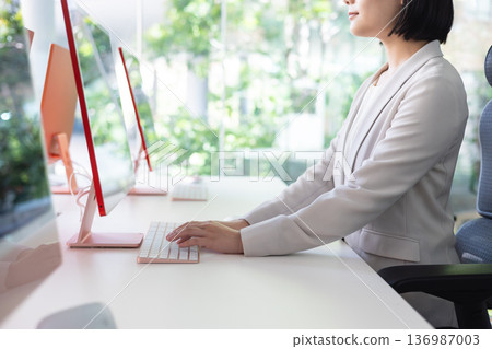 前往個人電腦的女商人 136987003