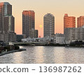 一輪滿月升起在東京灣上空，夕陽灑落在樓宇間。 136987262