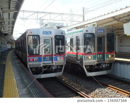 Keisei 3500 series and Shibayama Railway 3500 series (photographed at Shibamata Station) 136987366