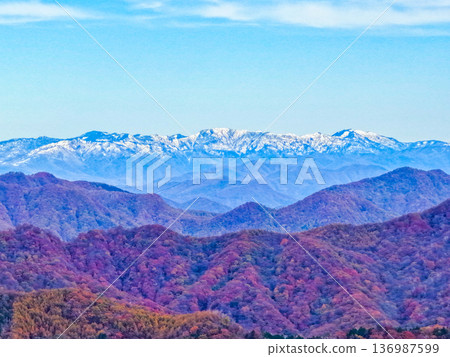 The colorful mountains of late autumn and the snow-capped Mikuni Mountains 136987599