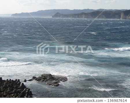 Cape Yawata Park, located at the tip of the island of Katsuura, Chiba Prefecture, is a seaside scene when the wind is strong. Cape Yawata Park, located at the tip of the island of Katsuura, Chiba Prefecture, is a seaside scene when the wind is strong. 136987614