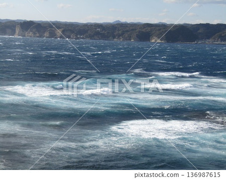Cape Yawata Park, located at the tip of the island of Katsuura, Chiba Prefecture, is a seaside scene when the wind is strong. Cape Yawata Park, located at the tip of the island of Katsuura, Chiba Prefecture, is a seaside scene when the wind is strong. 136987615