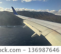 透過飛機機翼看到的島嶼和蔚藍大海 | 壯麗的空中旅行景色 136987646