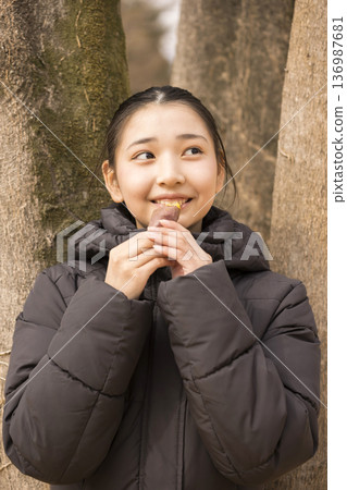 Girls eating sweet potatoes Girls eating sweet potatoes 136987681