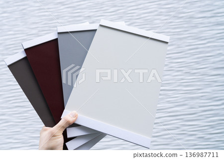 使用色卡確定外牆塗料的顏色 136987711