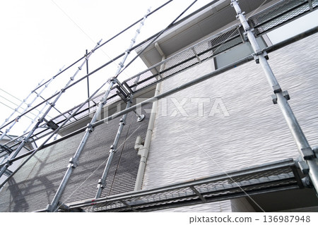 典型房屋範例:外牆維修現場已開始搭建鷹架 典型房屋範例:外牆維修現場已開始搭建鷹架 136987948