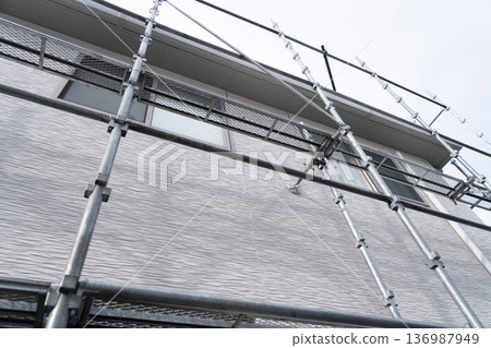 典型房屋範例:外牆維修現場已開始搭建鷹架 典型房屋範例:外牆維修現場已開始搭建鷹架 136987949