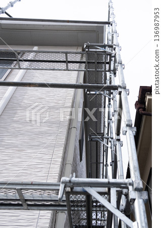 典型房屋範例:外牆維修現場已開始搭建鷹架 典型房屋範例:外牆維修現場已開始搭建鷹架 136987953